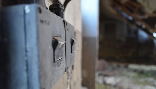 El beso que crece en la penumbra