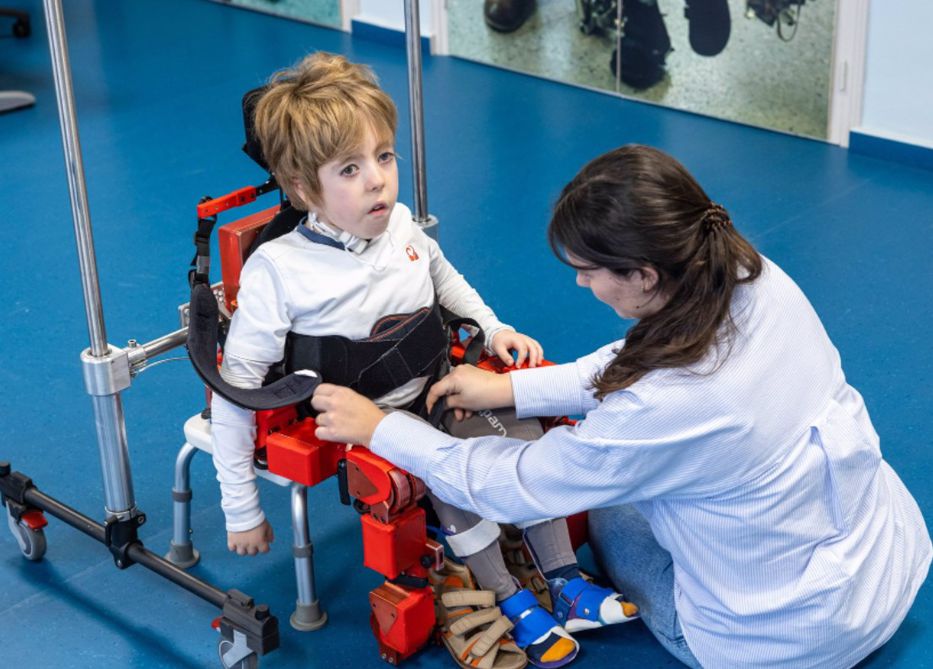 Presentan primer exoesqueleto robótico del niños