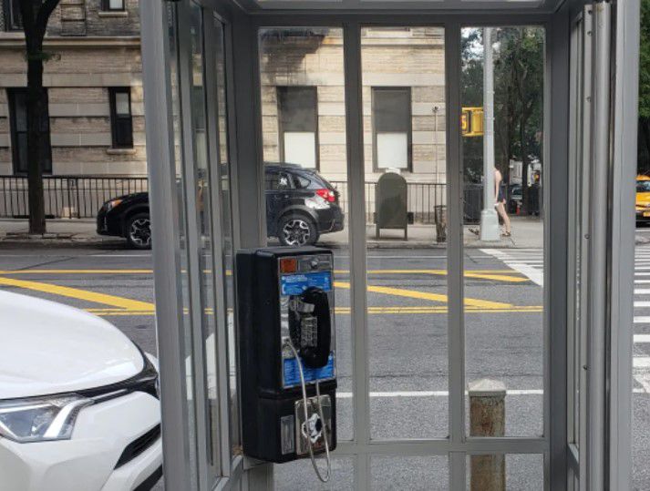 Fin de una época, Nueva York desconecta su última cabina pública de teléfono