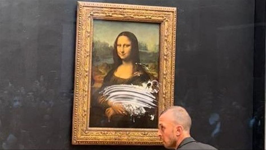 Una protegida Gioconda recibe un tartazo en el Louvre