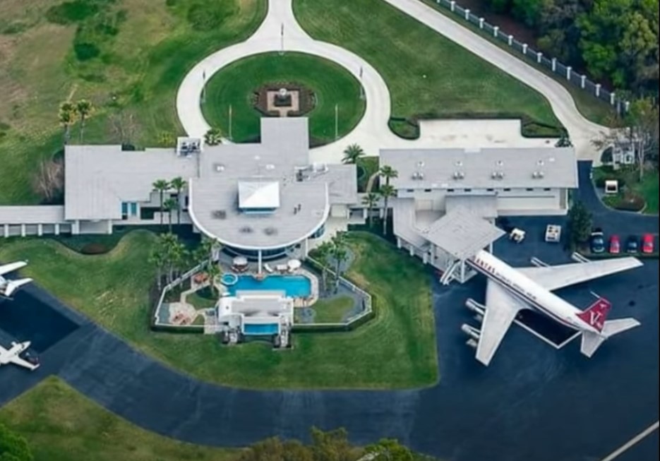 Así es la lujosa y costosa “casa aeropuerto” de John Travolta