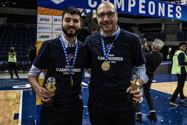 El entrenador, Diego Cal, y su asistente, el laureado Nicolás Mazzarino. Foto: FocoUy / Ramiro Cicao