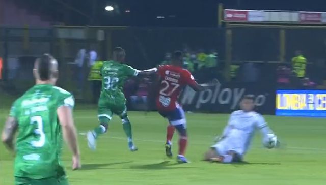 Le dio una mano al rival
