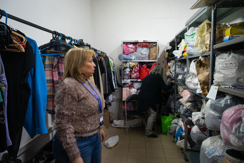 Pantoja y una voluntaria ordenan las donaciones de ropa y abrigos. Foto: Sebastián Astorga | Montevideo Portal