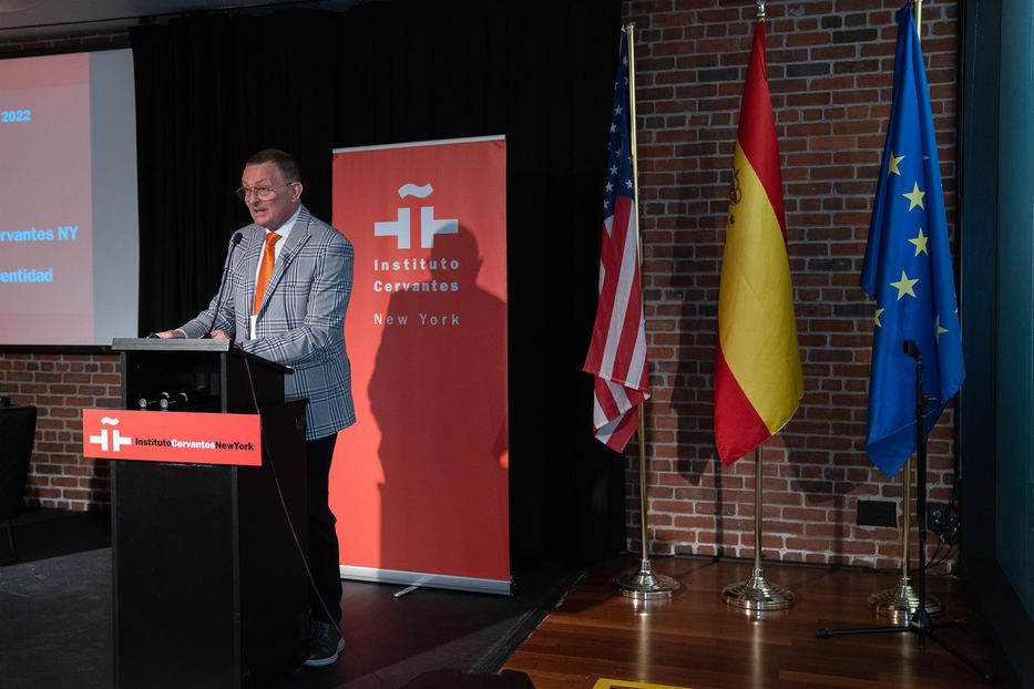 El futuro del español no pasa por competir con el inglés, sino en “ir de la mano”