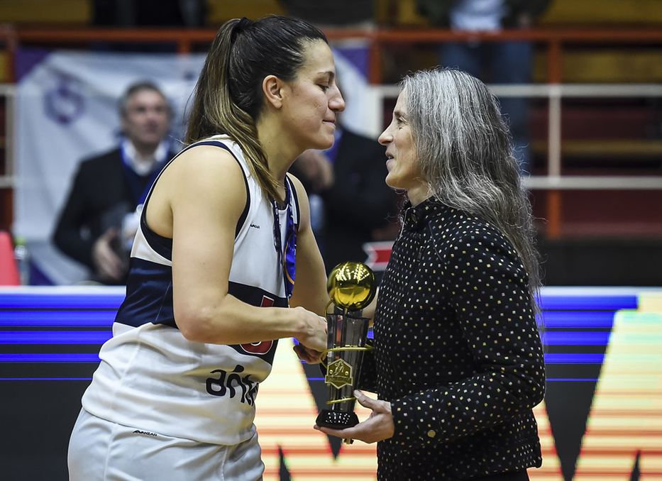 La paraguaya Paola Ferrari, de Defensor Sporting, elegida MVP del torneo. Foto: FIBA