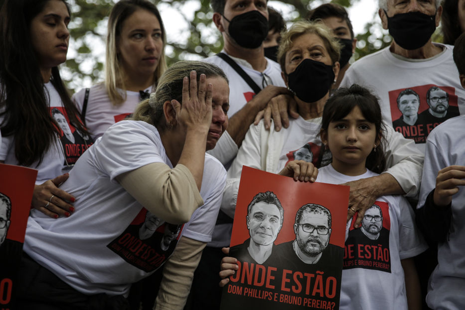 Familiares y allegados de Dom Philips y de Bruno Araújo participan de un acto de protesta por sus desapariciones, hoy, en Río de Janeiro (Brasil). Foto: EFE/ Antonio Lacerda