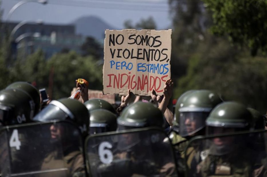 Foto: EFE - Alberto Valdés (archivo) - manifestantes convocados el último viernes del 2019 en Santiago de Chile