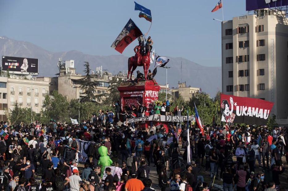 Foto: EFE / EPA / Alberto Valdés (archivo) - marcha en Santiago para conmemorar un año desde que estallaron en Chile las revueltas contra el Gobierno y la desigualdad económica