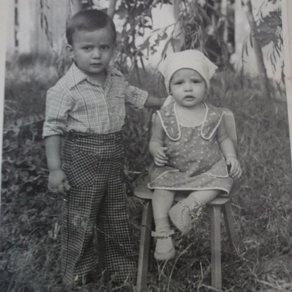 Gulnor con su hermano mayor en Dushanbe, antes de ser desplazada con su familia. Foto: Cedida a Montevideo Portal