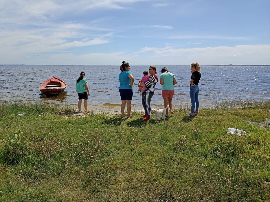 Mujeres pescadoras de la Laguna de Rocha - cedida a Montevideo Portal