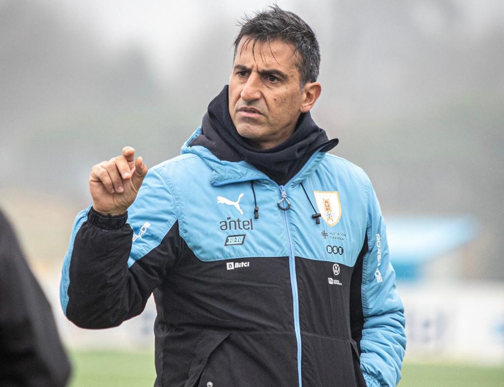 Juego Entrenador De Fútbol Uruguay Royal Universo Binario