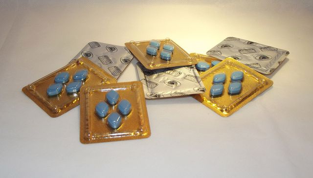 Uniformes y pastillas azules
