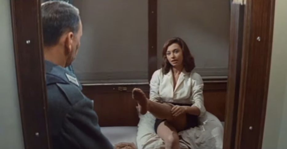 Fotograma del film El coronel Von Ryan (1965) , donde una jovencísima Raffaella compartía cartel con un ya consagrado Frank Sinatra