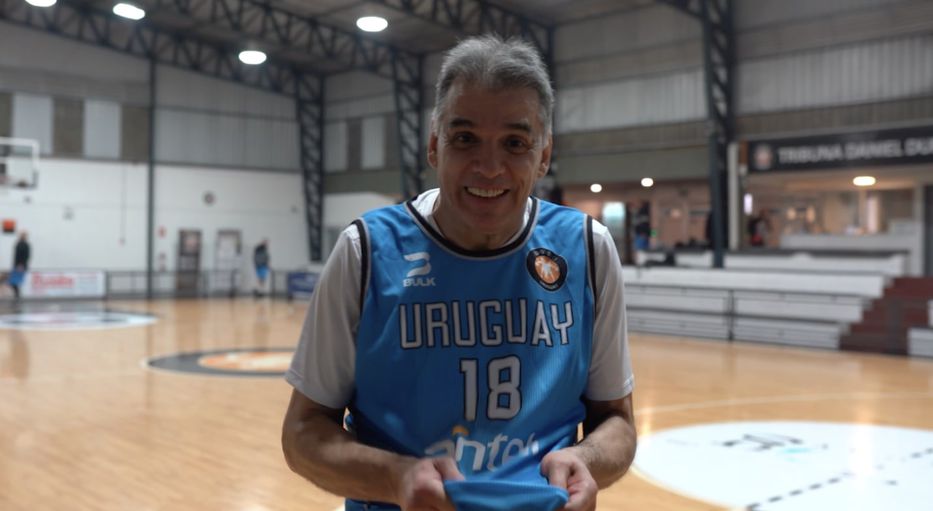 Fotos: María Victoria Flangini | Alvaro Arón, uno de los jugadores que viajó, mostrando la camiseta celeste de Uruguay