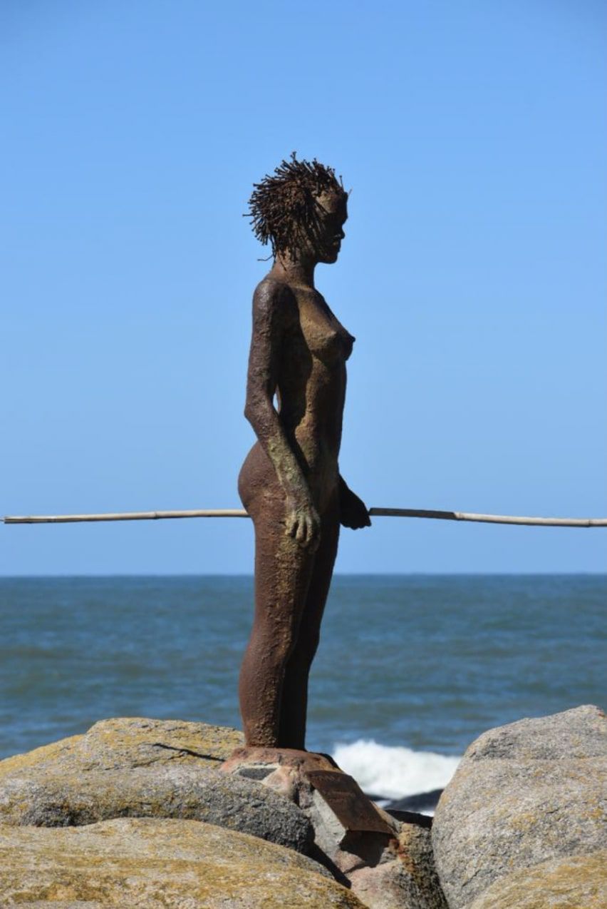 Foto: escultura de Guyunusa “la última mujer charrúa” en Cabo Polonio.