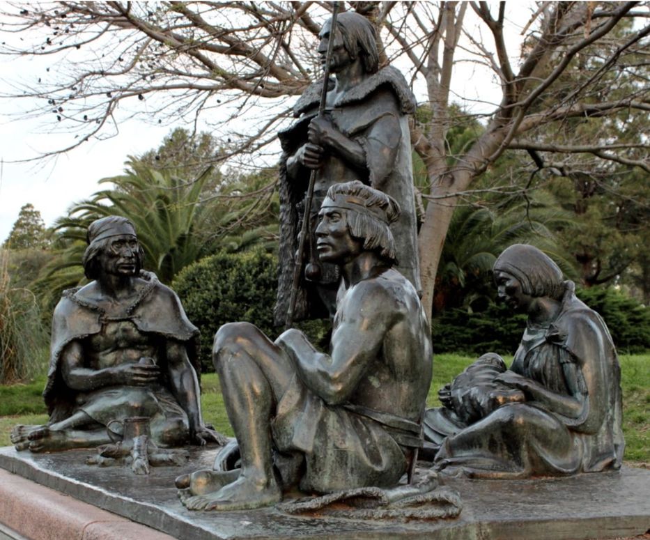 Foto: Escultura de los últimos charrúas en el Prado, Montevideo.