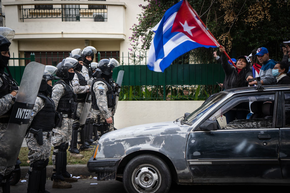 Manifestación cerca de la Embajada de Cuba en Montevideo que conmemora el aniversario del estallido social en la isla. Foto: Sebastián Astorga / Montevideo Portal