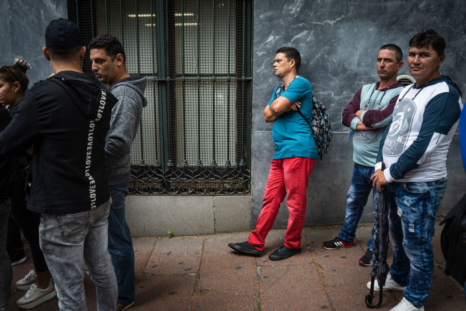 Cubanos hacen fila sobre la entrada de la calle Cuareim del Ministerio de Relaciones Exteriores. Foto: Sebastián Astorga / Montevideo Portal