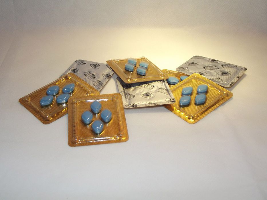 Uniformes y pastillas azules