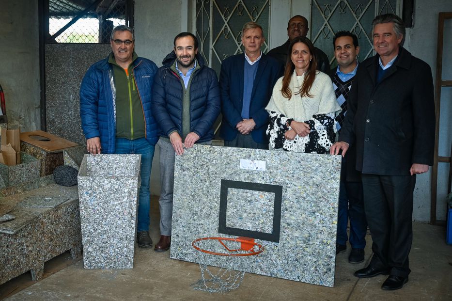 Presentan proyecto que permitirá fabricar tableros de basquetbol con materiales reciclados