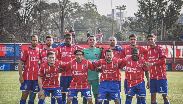 El escritorio jugó de titular