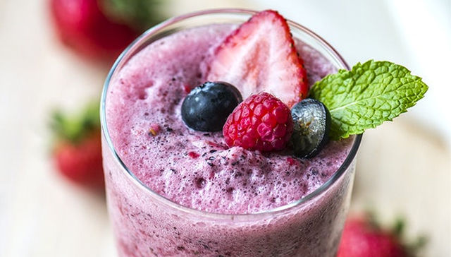 Mousse de yogur y frutos rojos