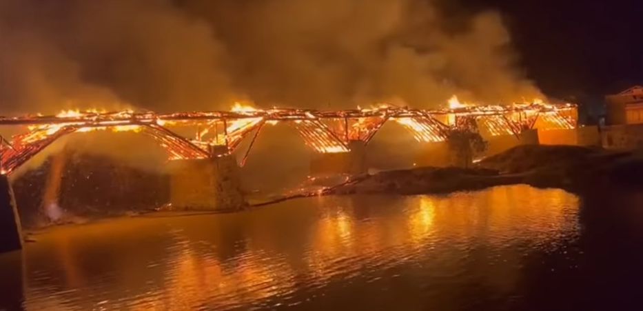 Un incendio destruye el puente de madera más largo y antiguo de China, de 900 años