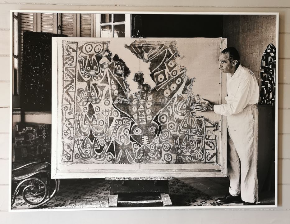 Matto en su taller con un tejido de algodón utilizado como dosel, 1950. Fotografía: Fundación Francisco Matto exhibida en La Casa Violeta.