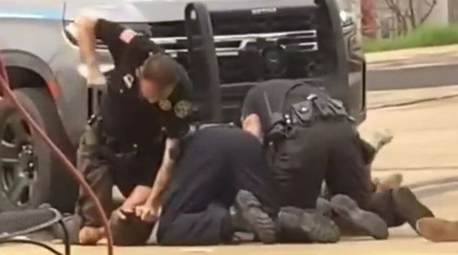 EE. UU: Suspendidos tres policías tras ser grabados dando una paliza a un hombre