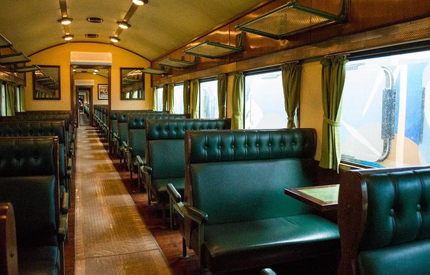 Interior de un antiguo vagón de pasajeros. Foto: Gerardo Carrasco