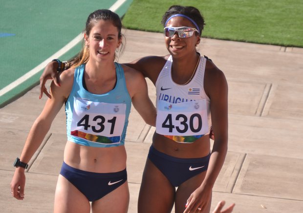 María Pía Fernández y Déborah Rodríguez tras ser medallistas en Cochabamba 2018. Foto: FútbolUy