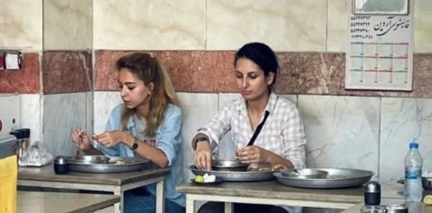 Irán: mujer arrestada por foto donde se la veía sin velo en un restaurante
