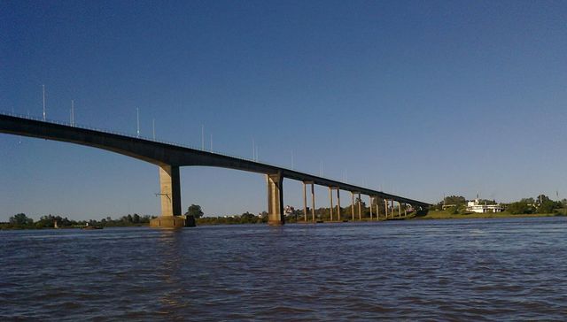 Al otro lado del río
