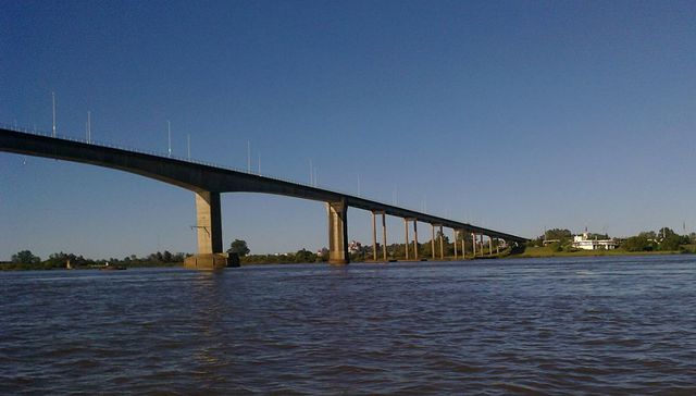 Al otro lado del río