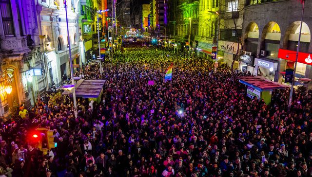 Con festejo y protesta