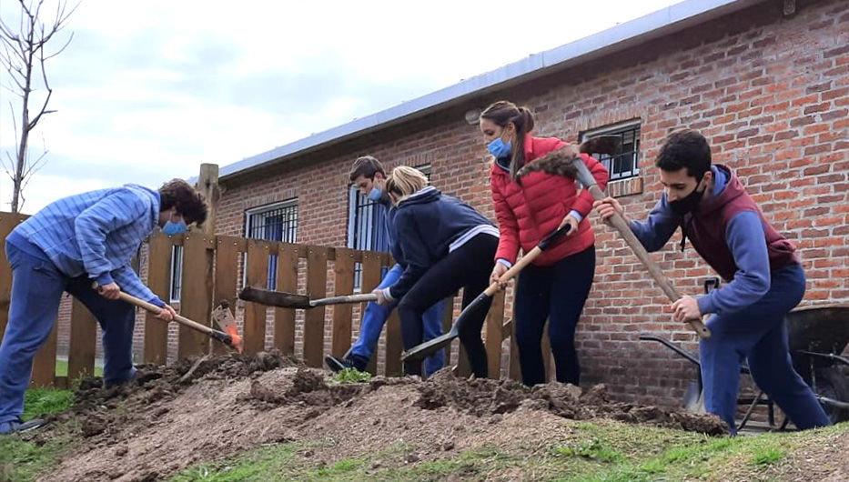 Alumnos del Colegio La Mennais realizando trabajo de voluntariado en el Centro Educativo Los Tréboles, agosto 2021.