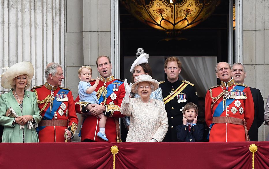 La reina Isabel II junto a su esposo, Felipe de Edimburgo; su primogénito, Carlos y su esposa Camila; su tercer hijo, Andrés de York; sus nietos Guillermo y Enrique, y demás miembros de la familia real, en el palacio de Buckingham, 2015. Foto: Facund