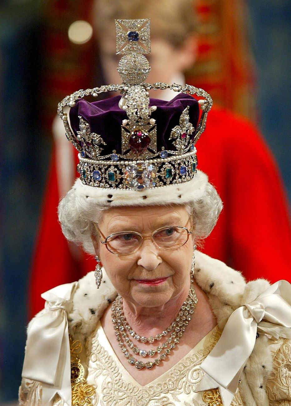 Isabel II usando la Corona Imperial, en la ceremonia de apertura del Parlamento británico, el 13 de noviembre de 2021. Foto: Adrian Dennis / EFE/EPA