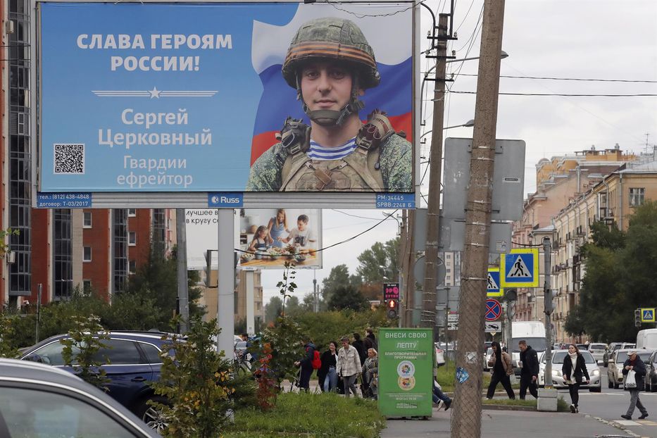 Cartel con la leyenda “Gloria a los héroes de Rusia”, en San Petersburgo, Rusia, el 20 de setiembre de 2022 - EFE/EPA/ANATOLY MALTSEV