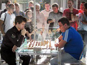 Andrés Rodríguez Vila enfrentando a Magnus Carlsen en un torneo en Brasil durante 2014. Foto: Gentileza del sitio del Club La Proa