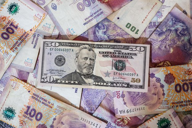 A seis días de las PASO, dólar blue alcanza récord y cotizó a casi 600 pesos argentinos