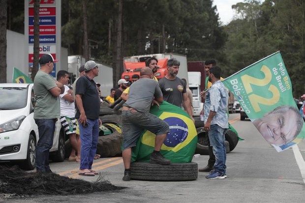 Seguidores de Bolsonaro bloquean carreteras en Brasil: “No aceptamos el fraude”