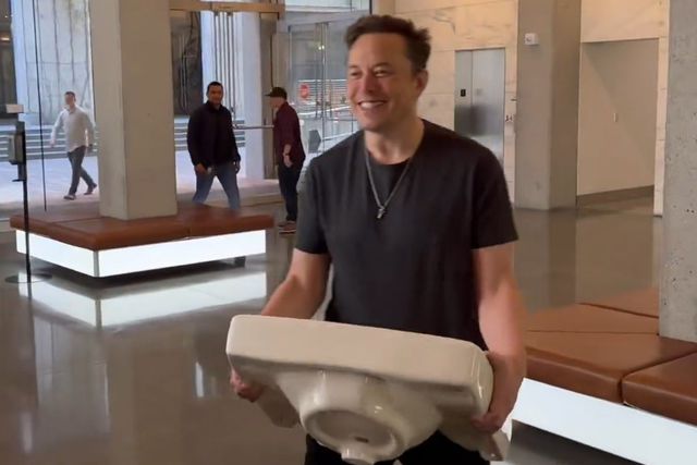 Elon Musk finalmente llegó a Twitter... con una pileta en sus manos
