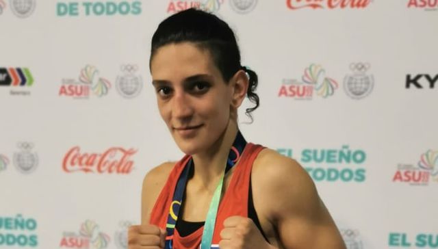 El puño bien apretado