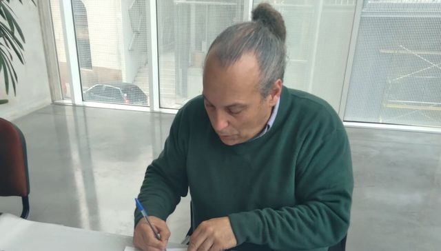 Y se marchó