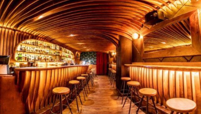 Aguantando el mostrador