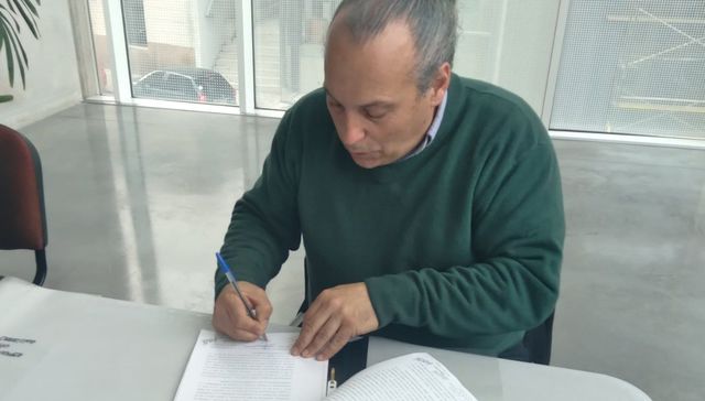 Y se marchó