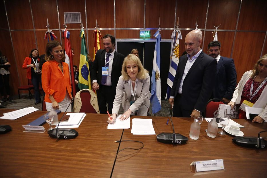 Cosse viajó a Buenos Aires para participar en reunión por cumbre mundial de alcaldes