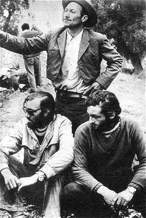 Fernando Parrado y Roberto Canessa con el arriero chileno Sergio Catalán, que los encontró en los Andes.